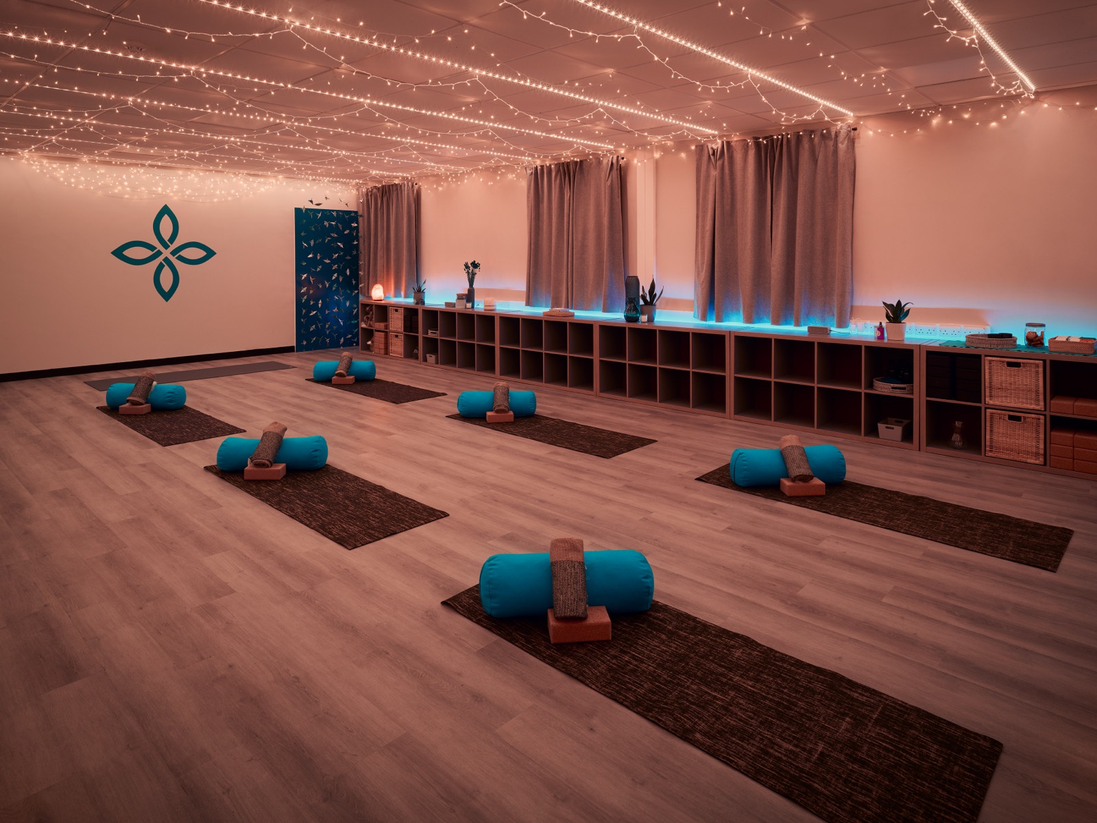 Sidà Yoga studio with mats, bolsters and fairy lights